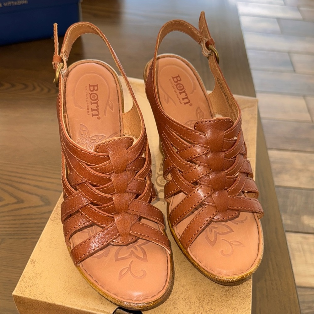 BORN Leather platform-adjustable slingback buckle strap Tan size 8 M/W New - Picture 4 of 10